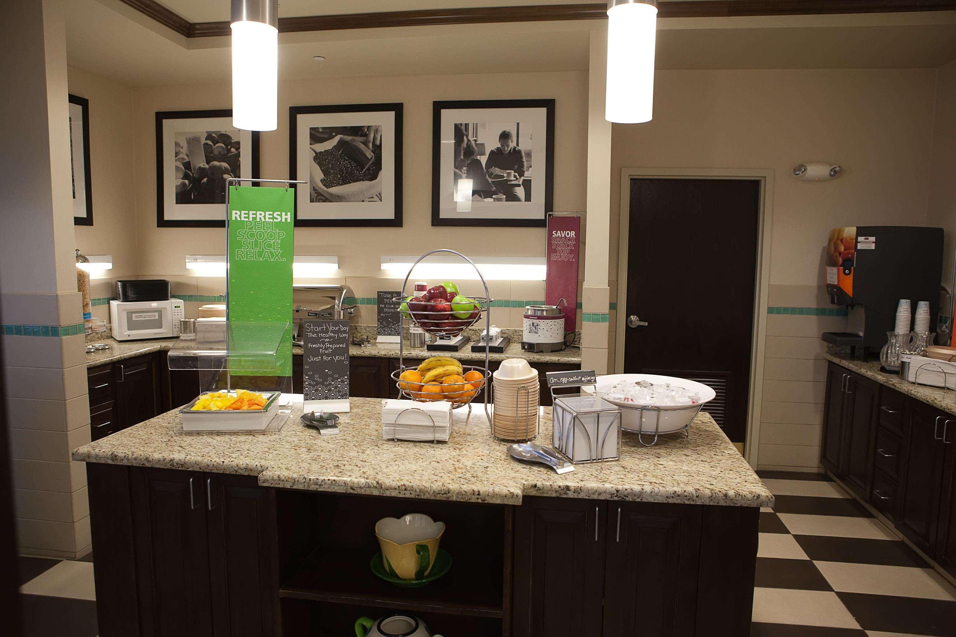 Hampton Inn Colby Exteriör bild