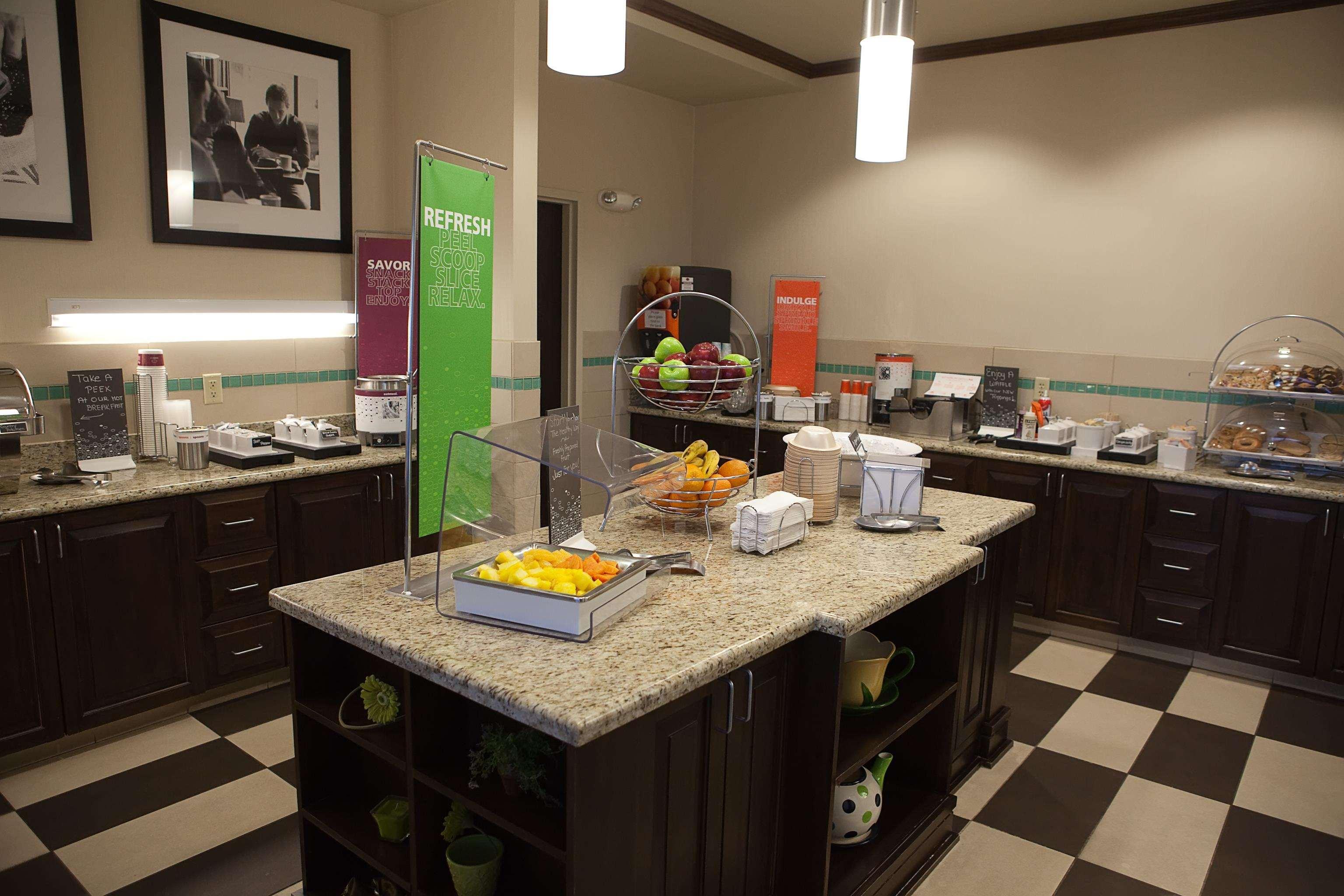 Hampton Inn Colby Exteriör bild