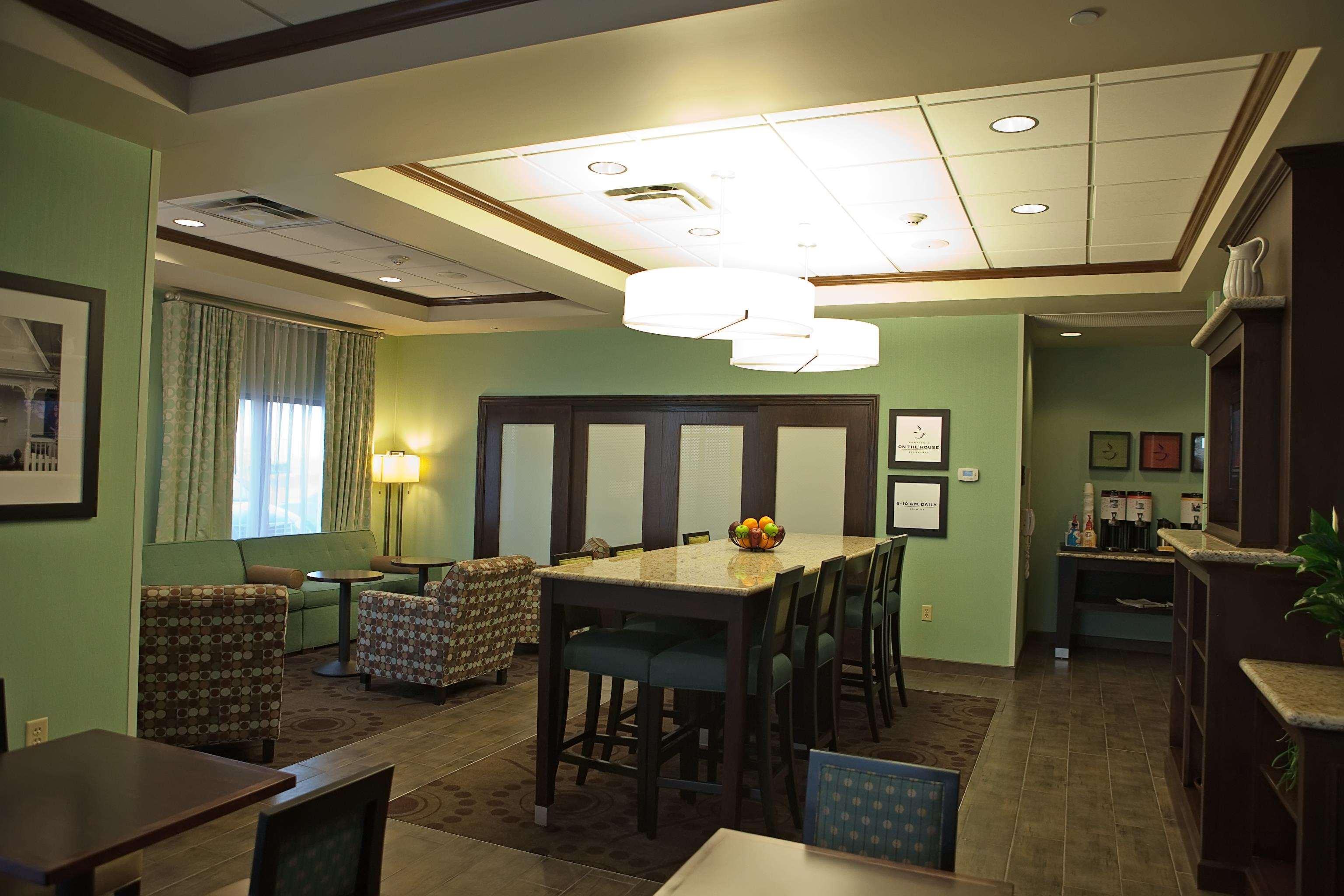Hampton Inn Colby Exteriör bild