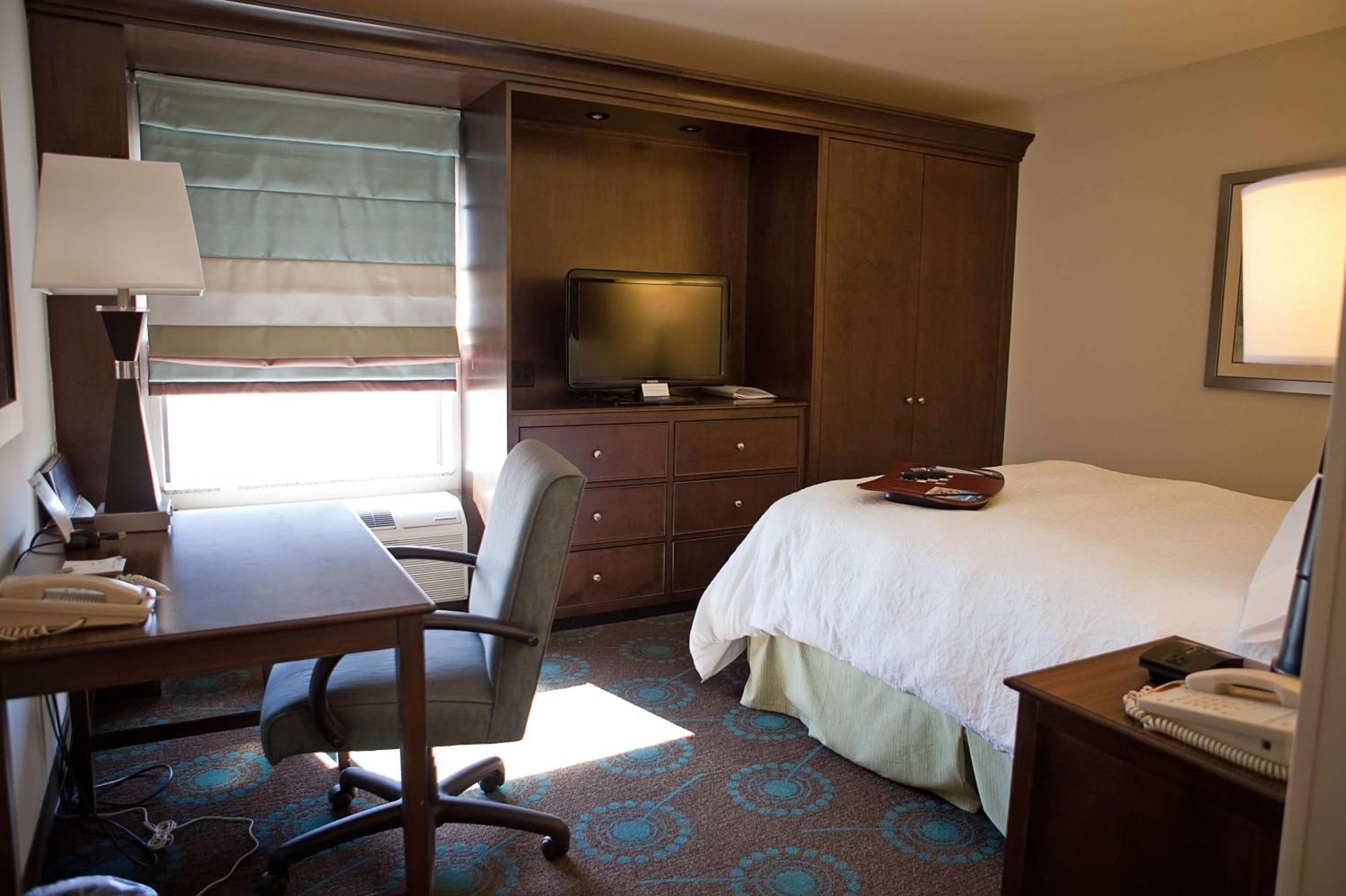 Hampton Inn Colby Exteriör bild